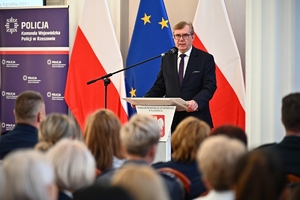 Policjantki, uczestnicy i zaproszeni goście podczas konferencji w Sali Kolumnowej Podkarpackiego Urzędu Wojewódzkiego.