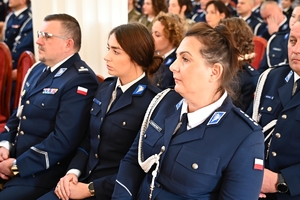 Policjantki, uczestnicy i zaproszeni goście podczas konferencji w Sali Kolumnowej Podkarpackiego Urzędu Wojewódzkiego.