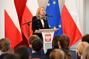 Policjantki, uczestnicy i zaproszeni goście podczas konferencji w Sali Kolumnowej Podkarpackiego Urzędu Wojewódzkiego.