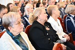Policjantki, uczestnicy i zaproszeni goście podczas konferencji w Sali Kolumnowej Podkarpackiego Urzędu Wojewódzkiego.
