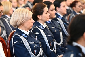 Policjantki, uczestnicy i zaproszeni goście podczas konferencji w Sali Kolumnowej Podkarpackiego Urzędu Wojewódzkiego.