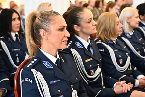 Policjantki, uczestnicy i zaproszeni goście podczas konferencji w Sali Kolumnowej Podkarpackiego Urzędu Wojewódzkiego.