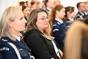 Policjantki, uczestnicy i zaproszeni goście podczas konferencji w Sali Kolumnowej Podkarpackiego Urzędu Wojewódzkiego.