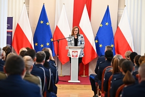Policjantki, uczestnicy i zaproszeni goście podczas konferencji w Sali Kolumnowej Podkarpackiego Urzędu Wojewódzkiego.