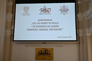 Policjantki, uczestnicy i zaproszeni goście podczas konferencji w Sali Kolumnowej Podkarpackiego Urzędu Wojewódzkiego.