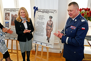 Policjantki, uczestnicy i zaproszeni goście podczas konferencji w Sali Kolumnowej Podkarpackiego Urzędu Wojewódzkiego.