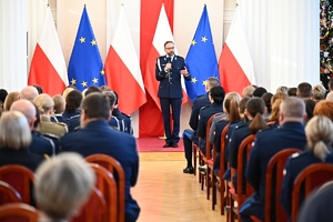 Policjantki, uczestnicy i zaproszeni goście podczas konferencji w Sali Kolumnowej Podkarpackiego Urzędu Wojewódzkiego.