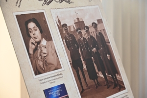 Policjantki, uczestnicy i zaproszeni goście podczas konferencji w Sali Kolumnowej Podkarpackiego Urzędu Wojewódzkiego.