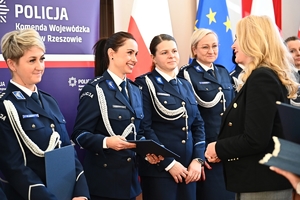 Policjantki, uczestnicy i zaproszeni goście podczas konferencji w Sali Kolumnowej Podkarpackiego Urzędu Wojewódzkiego.