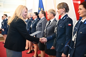 Policjantki, uczestnicy i zaproszeni goście podczas konferencji w Sali Kolumnowej Podkarpackiego Urzędu Wojewódzkiego.