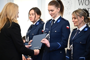 Policjantki, uczestnicy i zaproszeni goście podczas konferencji w Sali Kolumnowej Podkarpackiego Urzędu Wojewódzkiego.