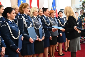 Policjantki, uczestnicy i zaproszeni goście podczas konferencji w Sali Kolumnowej Podkarpackiego Urzędu Wojewódzkiego.