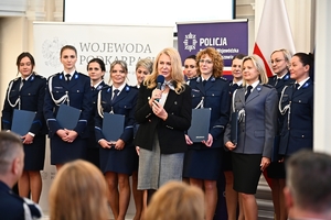 Policjantki, uczestnicy i zaproszeni goście podczas konferencji w Sali Kolumnowej Podkarpackiego Urzędu Wojewódzkiego.