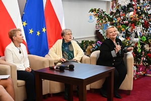 Policjantki, uczestnicy i zaproszeni goście podczas konferencji w Sali Kolumnowej Podkarpackiego Urzędu Wojewódzkiego.