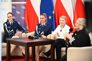 Policjantki, uczestnicy i zaproszeni goście podczas konferencji w Sali Kolumnowej Podkarpackiego Urzędu Wojewódzkiego.