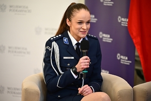 Policjantki, uczestnicy i zaproszeni goście podczas konferencji w Sali Kolumnowej Podkarpackiego Urzędu Wojewódzkiego.