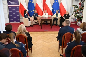 Policjantki, uczestnicy i zaproszeni goście podczas konferencji w Sali Kolumnowej Podkarpackiego Urzędu Wojewódzkiego.