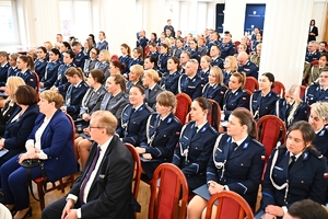 Policjantki, uczestnicy i zaproszeni goście podczas konferencji w Sali Kolumnowej Podkarpackiego Urzędu Wojewódzkiego.