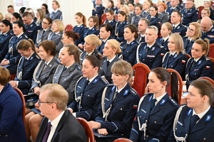Policjantki, uczestnicy i zaproszeni goście podczas konferencji w Sali Kolumnowej Podkarpackiego Urzędu Wojewódzkiego.