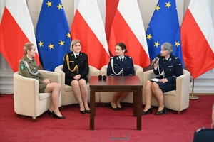 Policjantki, uczestnicy i zaproszeni goście podczas konferencji w Sali Kolumnowej Podkarpackiego Urzędu Wojewódzkiego.