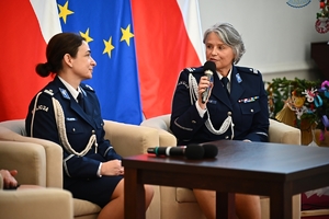 Policjantki, uczestnicy i zaproszeni goście podczas konferencji w Sali Kolumnowej Podkarpackiego Urzędu Wojewódzkiego.