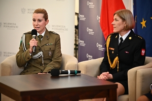 Policjantki, uczestnicy i zaproszeni goście podczas konferencji w Sali Kolumnowej Podkarpackiego Urzędu Wojewódzkiego.