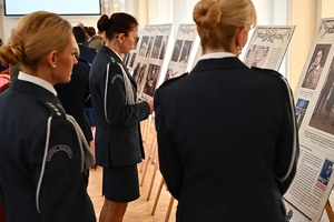 Policjantki, uczestnicy i zaproszeni goście podczas konferencji w Sali Kolumnowej Podkarpackiego Urzędu Wojewódzkiego.