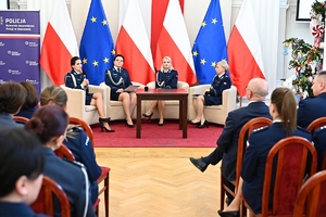Policjantki, uczestnicy i zaproszeni goście podczas konferencji w Sali Kolumnowej Podkarpackiego Urzędu Wojewódzkiego.
