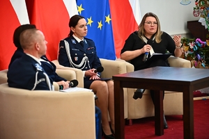 Policjantki, uczestnicy i zaproszeni goście podczas konferencji w Sali Kolumnowej Podkarpackiego Urzędu Wojewódzkiego.