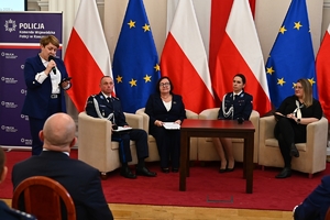 Policjantki, uczestnicy i zaproszeni goście podczas konferencji w Sali Kolumnowej Podkarpackiego Urzędu Wojewódzkiego.