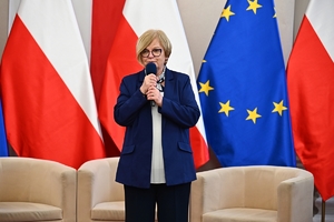 Policjantki, uczestnicy i zaproszeni goście podczas konferencji w Sali Kolumnowej Podkarpackiego Urzędu Wojewódzkiego.