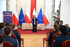 Policjantki, uczestnicy i zaproszeni goście podczas konferencji w Sali Kolumnowej Podkarpackiego Urzędu Wojewódzkiego.