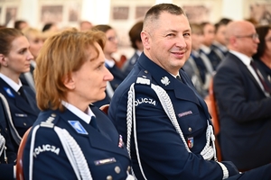 Policjantki, uczestnicy i zaproszeni goście podczas konferencji w Sali Kolumnowej Podkarpackiego Urzędu Wojewódzkiego.