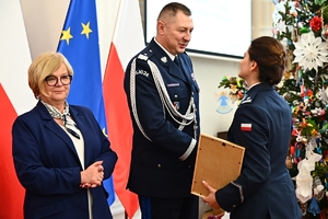 Policjantki, uczestnicy i zaproszeni goście podczas konferencji w Sali Kolumnowej Podkarpackiego Urzędu Wojewódzkiego.
