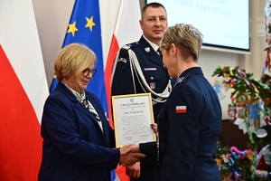 Policjantki, uczestnicy i zaproszeni goście podczas konferencji w Sali Kolumnowej Podkarpackiego Urzędu Wojewódzkiego.