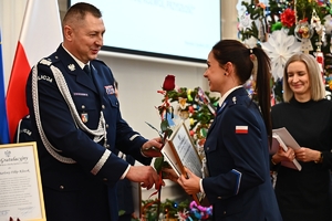 Policjantki, uczestnicy i zaproszeni goście podczas konferencji w Sali Kolumnowej Podkarpackiego Urzędu Wojewódzkiego.