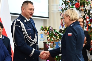 Policjantki, uczestnicy i zaproszeni goście podczas konferencji w Sali Kolumnowej Podkarpackiego Urzędu Wojewódzkiego.