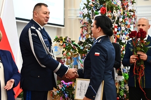 Policjantki, uczestnicy i zaproszeni goście podczas konferencji w Sali Kolumnowej Podkarpackiego Urzędu Wojewódzkiego.