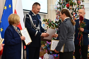 Policjantki, uczestnicy i zaproszeni goście podczas konferencji w Sali Kolumnowej Podkarpackiego Urzędu Wojewódzkiego.