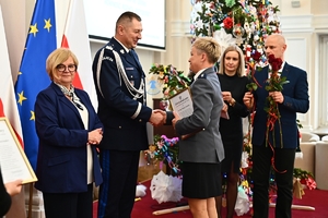 Policjantki, uczestnicy i zaproszeni goście podczas konferencji w Sali Kolumnowej Podkarpackiego Urzędu Wojewódzkiego.