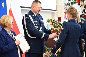 Policjantki, uczestnicy i zaproszeni goście podczas konferencji w Sali Kolumnowej Podkarpackiego Urzędu Wojewódzkiego.