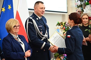 Policjantki, uczestnicy i zaproszeni goście podczas konferencji w Sali Kolumnowej Podkarpackiego Urzędu Wojewódzkiego.