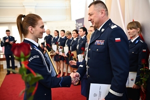 Policjantki, uczestnicy i zaproszeni goście podczas konferencji w Sali Kolumnowej Podkarpackiego Urzędu Wojewódzkiego.