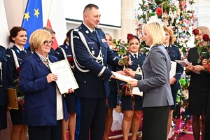 Policjantki, uczestnicy i zaproszeni goście podczas konferencji w Sali Kolumnowej Podkarpackiego Urzędu Wojewódzkiego.