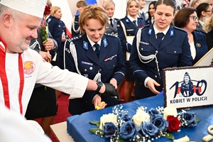 Policjantki, uczestnicy i zaproszeni goście podczas konferencji w Sali Kolumnowej Podkarpackiego Urzędu Wojewódzkiego.
