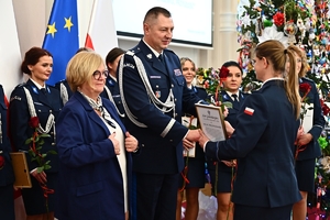 Policjantki, uczestnicy i zaproszeni goście podczas konferencji w Sali Kolumnowej Podkarpackiego Urzędu Wojewódzkiego.