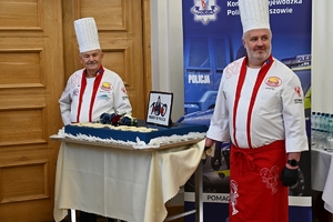 Policjantki, uczestnicy i zaproszeni goście podczas konferencji w Sali Kolumnowej Podkarpackiego Urzędu Wojewódzkiego.