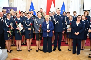Policjantki, uczestnicy i zaproszeni goście podczas konferencji w Sali Kolumnowej Podkarpackiego Urzędu Wojewódzkiego.