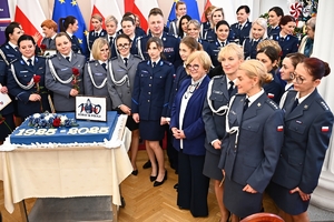 Policjantki, uczestnicy i zaproszeni goście podczas konferencji w Sali Kolumnowej Podkarpackiego Urzędu Wojewódzkiego.