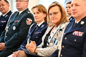 Policjantki, uczestnicy i zaproszeni goście podczas konferencji w Sali Kolumnowej Podkarpackiego Urzędu Wojewódzkiego.